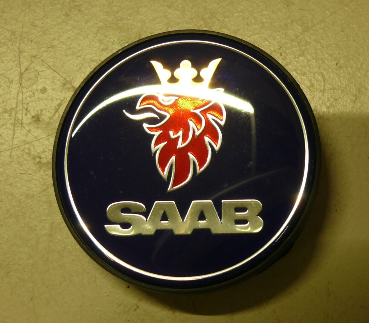 Wielnaafkap Saab embleem