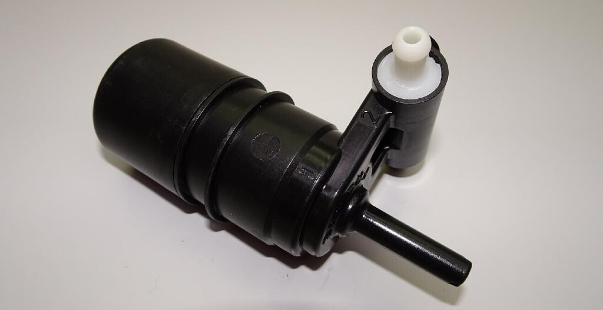 Ruitensproeierpomp achterzijde