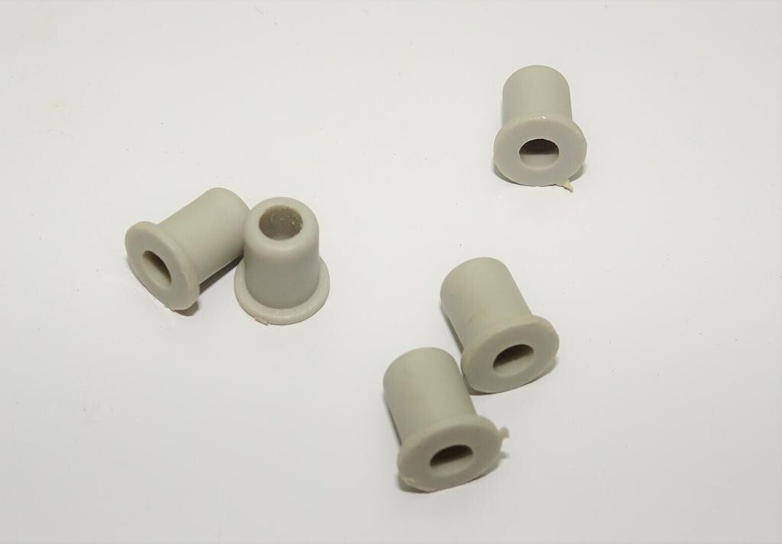 Bevestigingsbus voor embleem